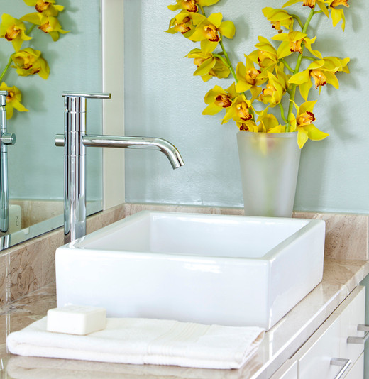 Желтые орхидеи. Ванная