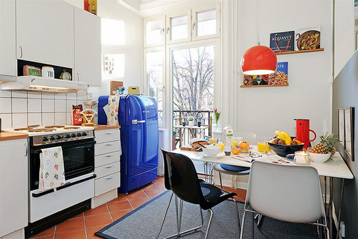 Синий холодильник. Кухня