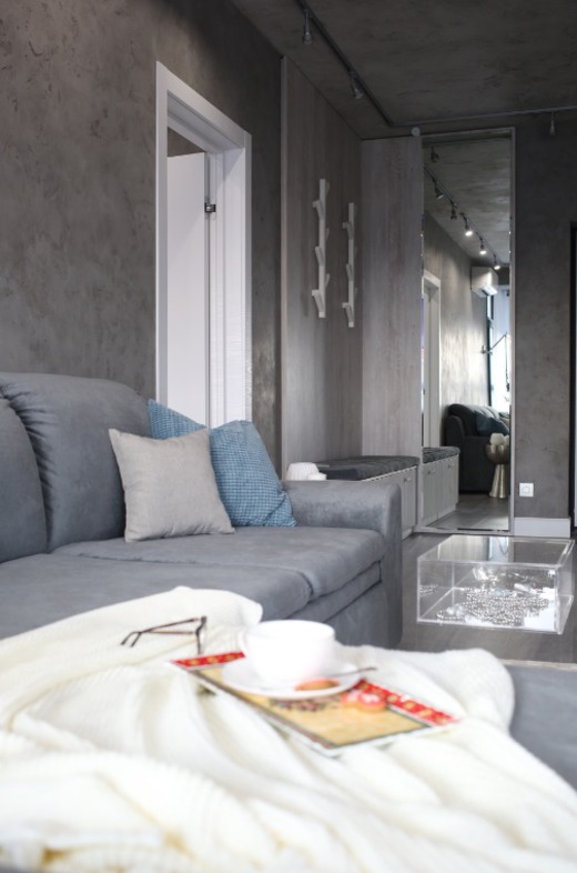 Квартира с панорамными окнами в серых оттенках. Кухня