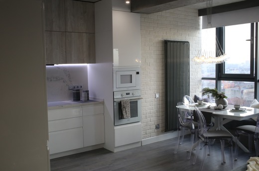Квартира с панорамными окнами в серых оттенках. Кухня